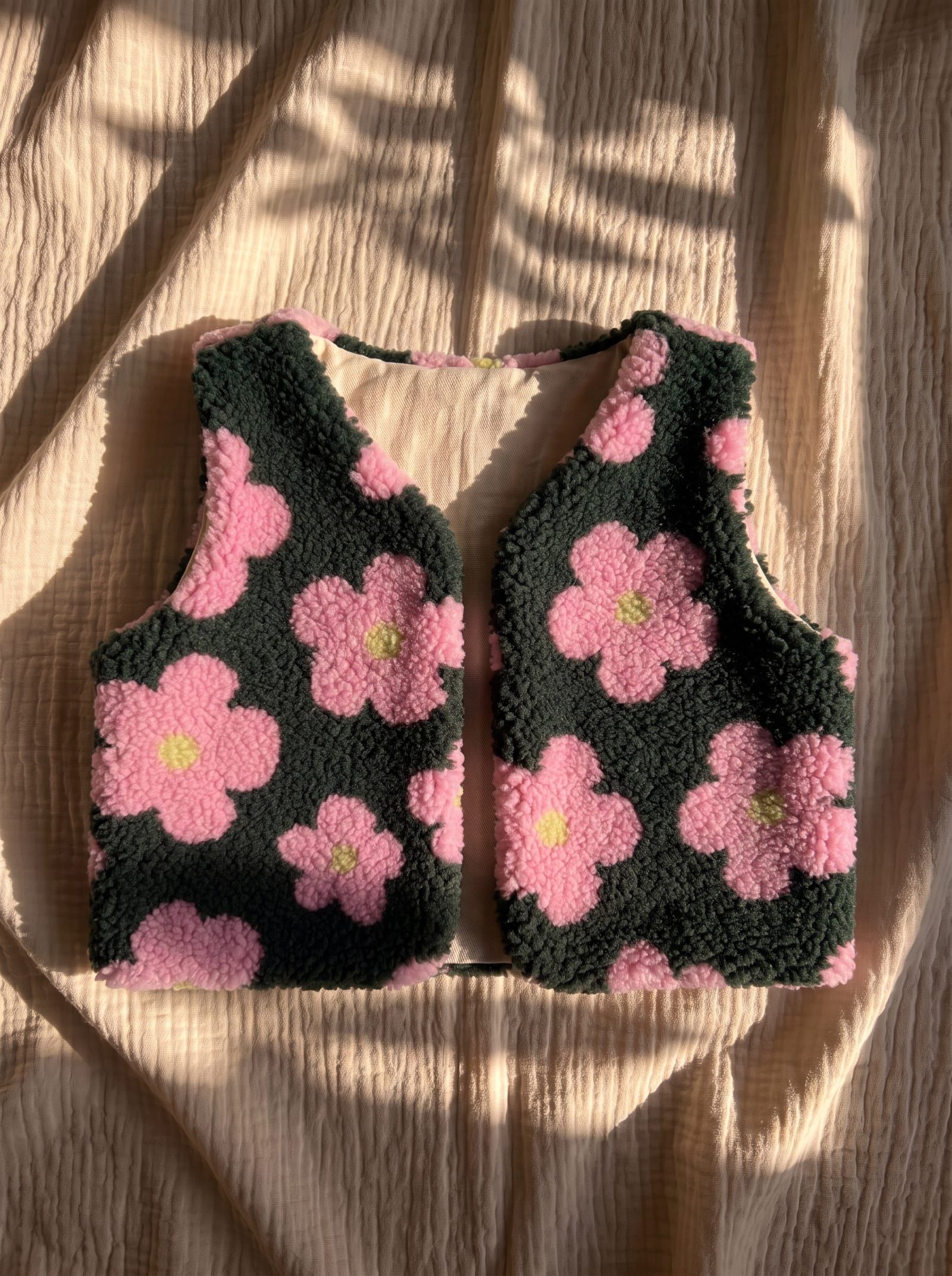 Weste «Pinky Flowers», flach fotografiert